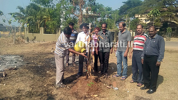 ಅಜ್ಜರಕಾಡು ಪಾರ್ಕಿನ ಮರಗಳ ಬುಡದಲ್ಲಿ ತ್ಯಾಜ್ಯಗಳಿಗೆ ಬೆಂಕಿ